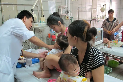 Trẻ em ồ ạt đổ bệnh vì thời tiết chuyển mùa