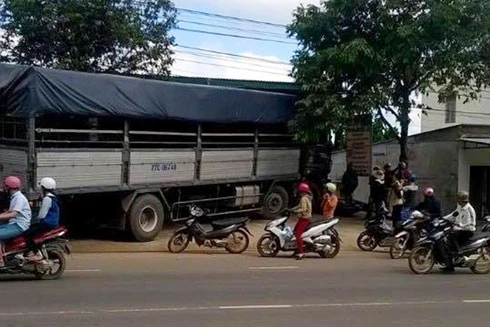 Đắk Lắk: Tài xế bất cẩn để xe tải trôi tự do đâm vào quán cơm