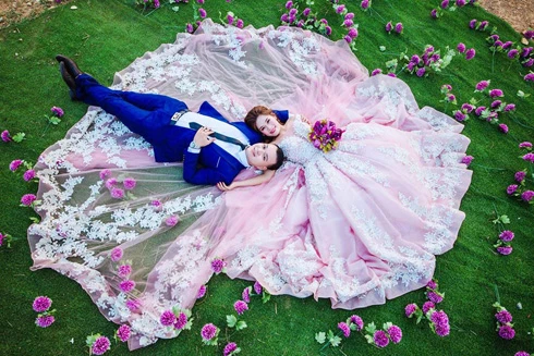 "Nữ hoàng đi bộ" lên xe hoa