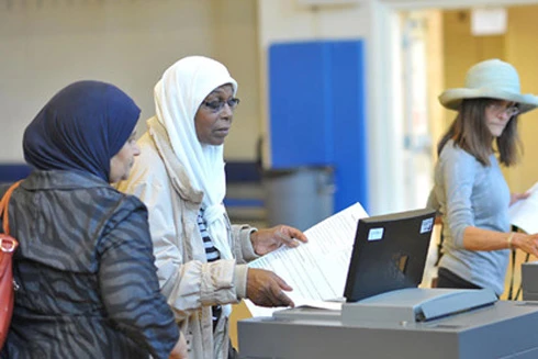 Hơn 33 triệu cử tri Mỹ đi bầu cử sớm