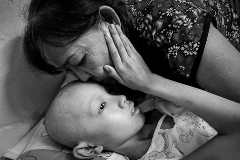 Xúc động người mẹ bán xôi và đứa con nuôi bị ung thư