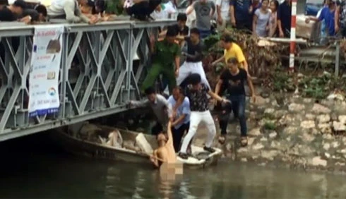 Hà Nội: Clip nam thanh niên ngáo đá, trần truồng nhảy sông Lừ