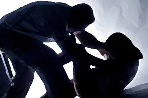 Giao cấu bất thành, nạn nhân nhảy lầu, phạm tội gì?