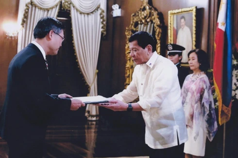Tân Đại sứ Việt Nam trình Quốc thư lên Tổng thống Philippines