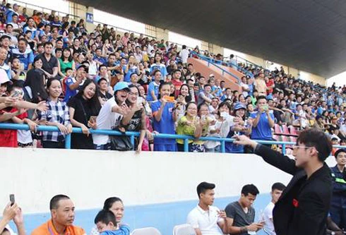 Khi bóng đá được "trợ thở" nhờ showbiz