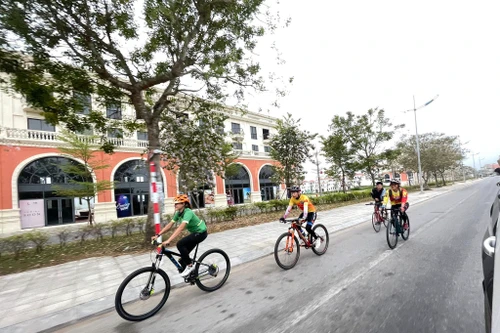 “Cô gái thép” Thanh Vũ đạp xe xuyên Việt từ Trà Cổ đến mũi Cà Mau trên Hành trình 4.7