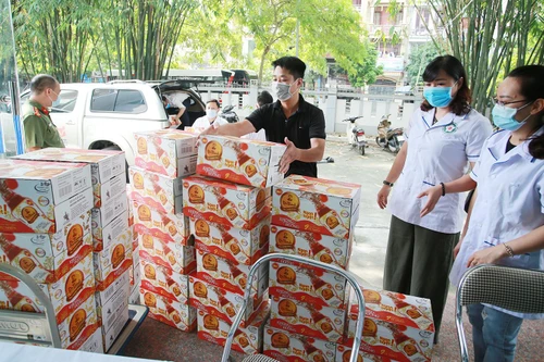 Hai lần tặng quà, hỗ trợ thiết thực các y bác sĩ lực lượng Công an Thủ đô 
