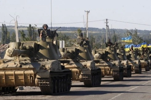 [ẢNH] Xe tăng Ukraine rầm rập tiến về cảng Mariupol khi căng thẳng gia tăng