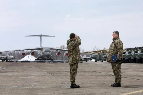 [ẢNH] Quân đội Ukraine nhận "quà Giáng sinh" siêu khủng từ Tổng thống Petro Poroshenko