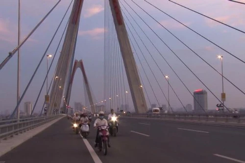 Cảnh báo: Đi dạo trên cầu Nhật Tân – coi chừng tai nạn