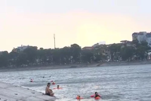 Khi hồ Tây, hồ Linh Đàm, sông Hồng đều biến thành bể bơi khổng lồ
