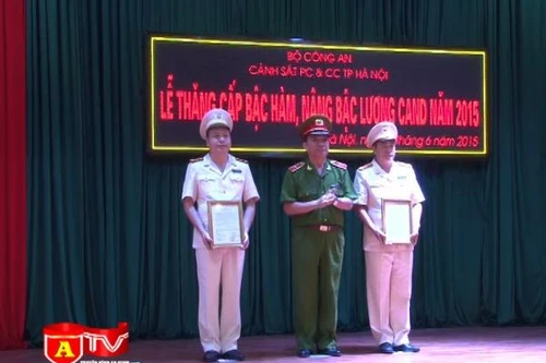 Cảnh sát PC&CC Hà Nội tổ chức lễ thăng cấp bậc hàm cho CBCS