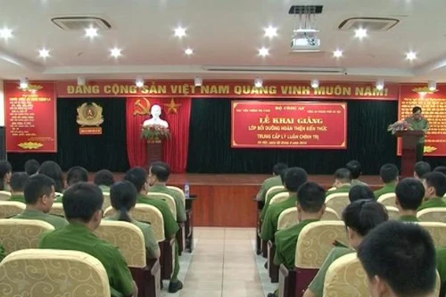 Nâng cao trình độ lý luận chính trị cho CBCS Thủ đô