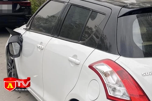 Hàng loạt ô tô đỗ ven đường bị đập hỏng gương
