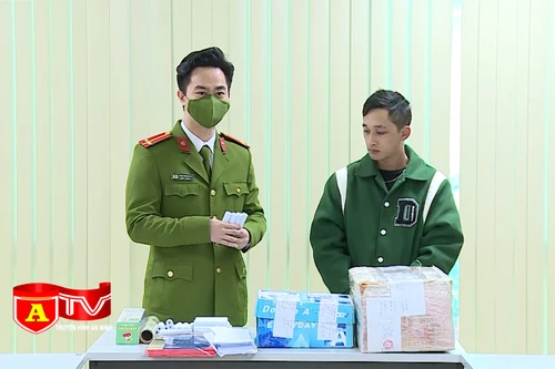 Dùng dịch vụ của bưu cục để vận chuyển, buôn bán pháo nổ