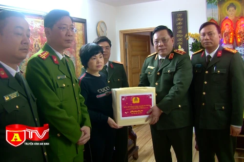 Tri ân các gia đình thân nhân liệt sỹ Công an Thủ đô