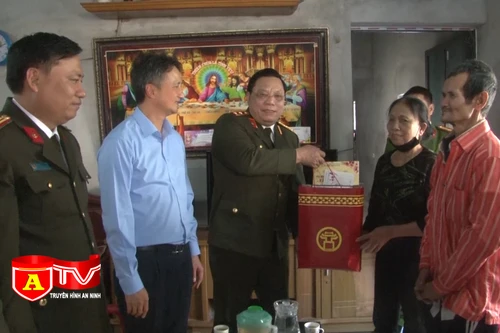 Tặng quà các hoàn cảnh khó khăn ở huyện Mỹ Đức