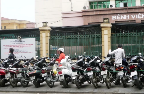 Phí trông xe máy vẫn ngoài tầm kiểm soát