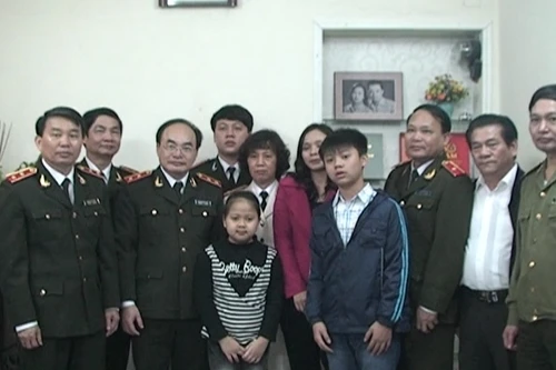 Thăm gia đình đồng chí Hoàng Mai - người được Bác Hồ gửi thư khen ngợi