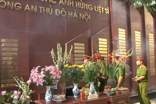 Dâng hương tưởng niệm liệt sỹ công an Thủ đô