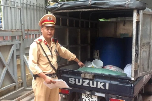 Xe tải “2 không” chở đầy nội tạng động vật bẩn