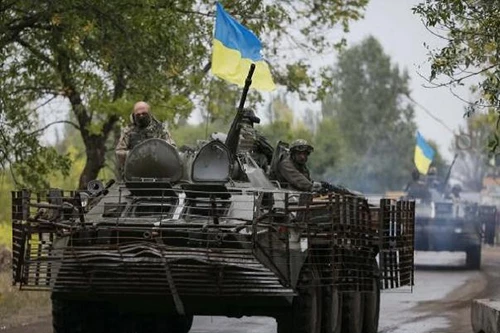 Bất chấp lệnh ngừng bắn, Ukraine triển khai hàng trăm xe bọc thép tới miền đông