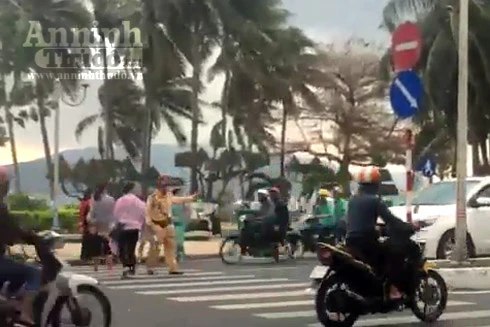 CSGT dẫn đoàn APEC dừng xe giúp du khách qua đường an toàn