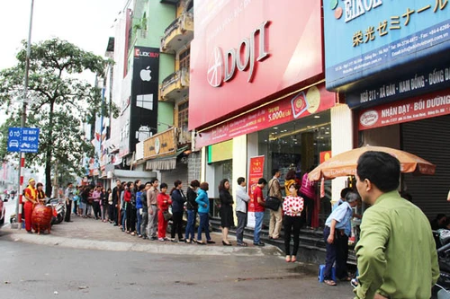 Chen chân xếp hàng mua vàng ngày vía Thần Tài