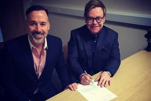 Danh ca Elton John kết hôn với người tình đồng giới