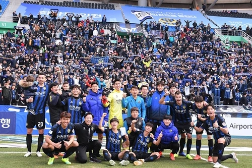 [ẢNH] Công Phượng vui vẻ ăn mừng chiến thắng cùng đồng đội Incheon United