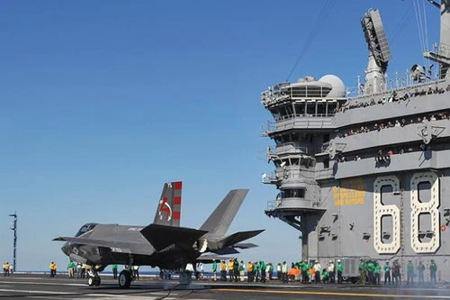 F-35C lần đầu tiên hạ cánh thành công xuống tàu sân bay