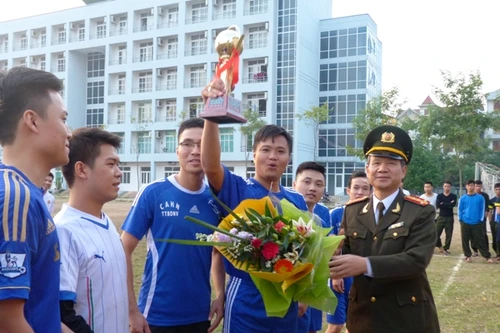 Sôi nổi giải bóng đá chào mừng ngày Nhà giáo Việt Nam