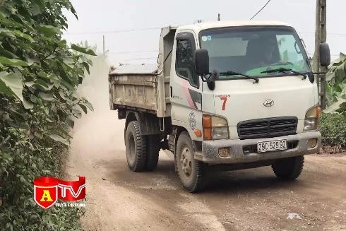 Hà Nội: Xe bồn, xe quá tải cày nát đường đê