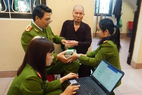 Đến tận nhà làm chứng minh nhân dân cho cụ ông 86 tuổi