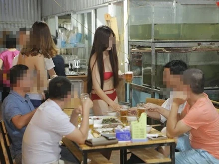 Lại xuất hiện nhân viên mặc bikini "mát mẻ" phục vụ khách