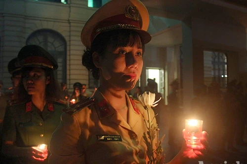 Những ngọn nến tri ân các anh hùng liệt sỹ Công an Hà Nội