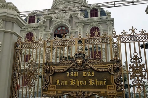 [ẢNH] Choáng ngợp trước những "tòa lâu đài" trong ngôi làng tỷ phú ở Nam Định