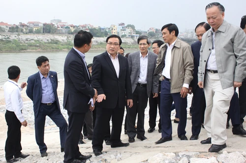 Bí thư Thành ủy Hoàng Trung Hải thị sát dự án Trạm bơm tiêu Yên Nghĩa