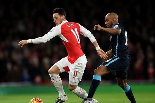 Vua kiến tạo Ozil gây "bão" trên mạng xã hội