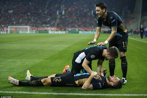 Giroud đưa Arsenal "chui qua lỗ kim"