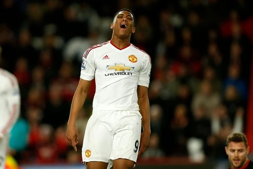 Manchester chia nửa, khi M.U gục ngã trước đối thủ "tí hon"