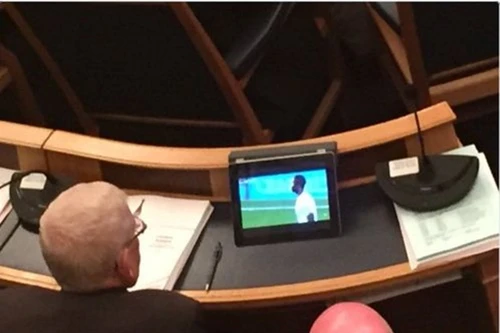 2 "ông nghị" phải xin lỗi vì xem bóng đá trong cuộc họp