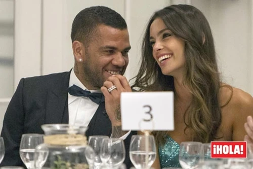 Bạn gái Alves đăng ảnh đốt mắt người hâm mộ