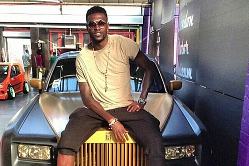 Thất nghiệp, cựu cầu thủ của Arsenal vẫn vung tiền sắm siêu xe