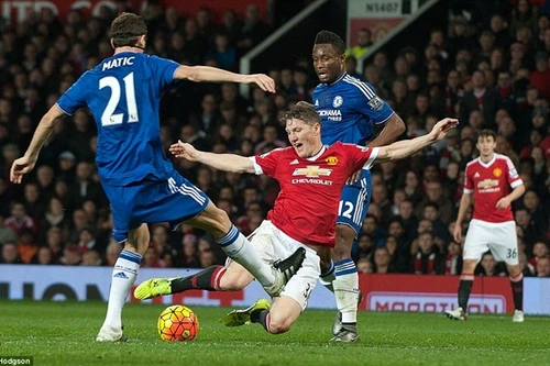 Ngoại hạng Anh: M.U và Chelsea níu chân nhau, Arsenal trở lại ngôi đầu