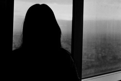 Một HLV ở Anh dọa giết bồ trẻ nếu công khai cuộc tình tay ba