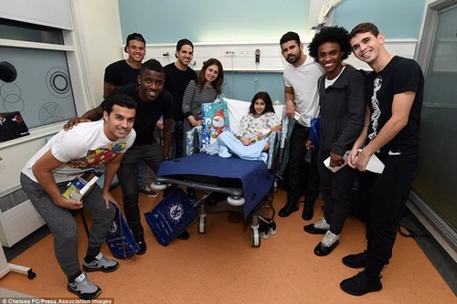 Gác lại nỗi buồn, cầu thủ Chelsea mang không khí Giáng sinh tới cho trẻ em