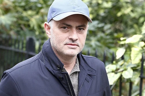 Chelsea phải trả lương cho Mourinho kể cả khi HLV này dẫn dắt M.U
