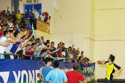 Khán giả hào hứng tranh giành chiếc vợt của Nguyễn Tiến Minh