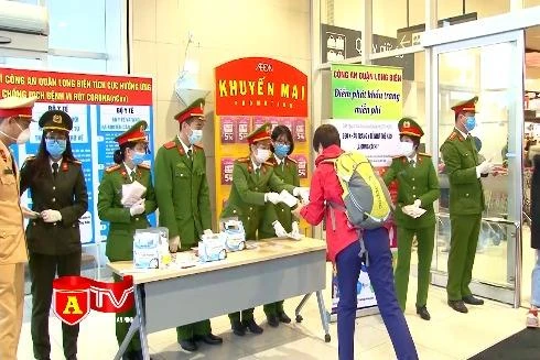 Công an quận Long Biên phát miễn phí 20.000 khẩu trang y tế cho người dân